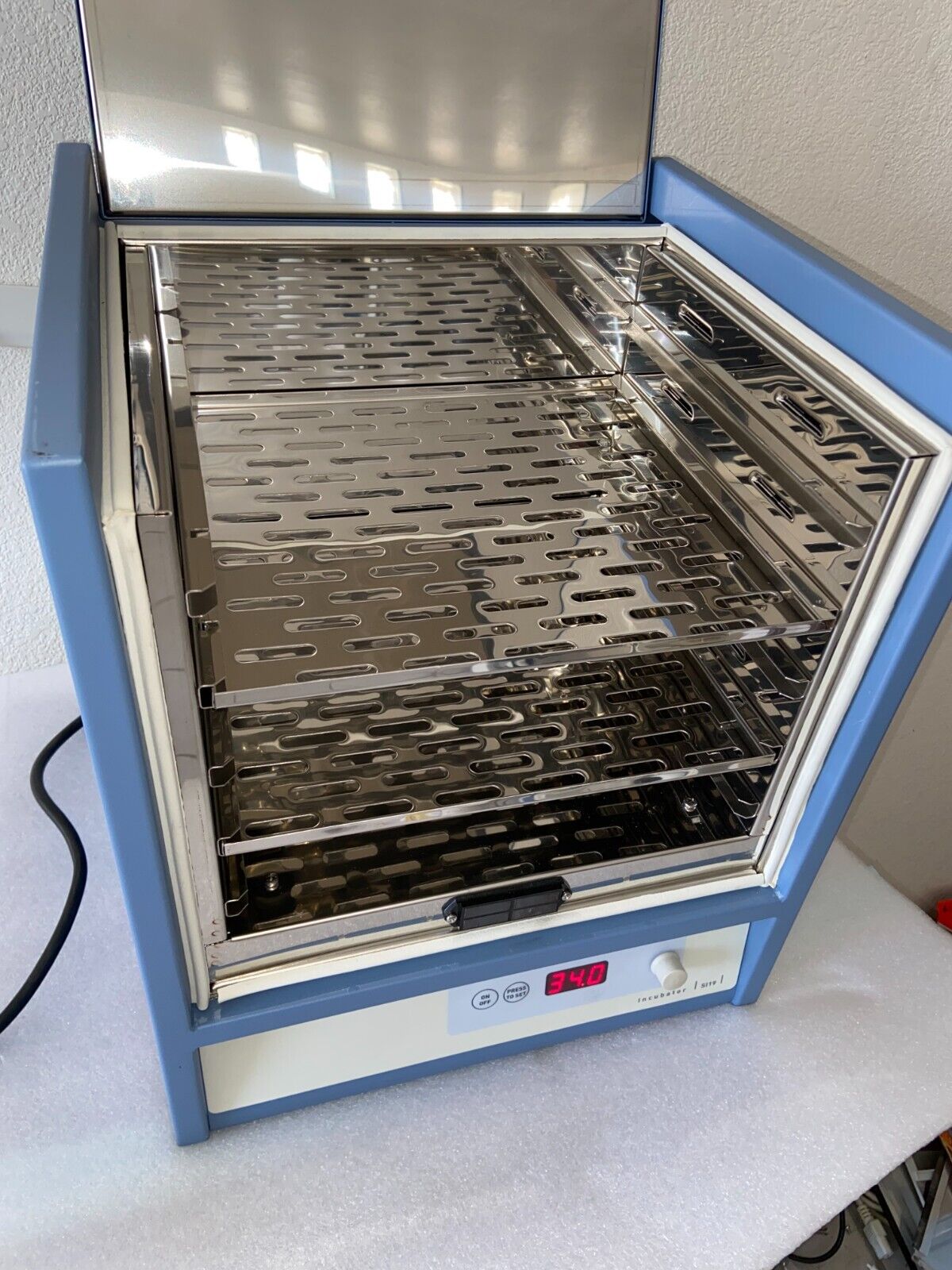 NEW  20-Liter Cole Parmer 39065-10 Stuart SI19 Digital Microplate Incubator