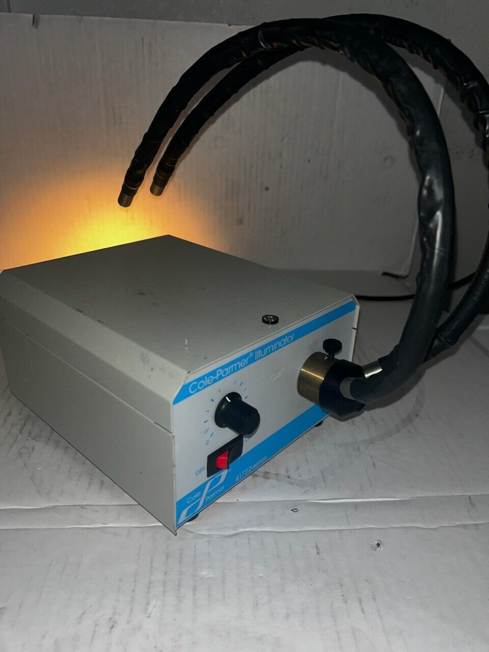 Cole-Parmer 41722 Series Fiber Optic Illuminator with Dual Gooseneck - NEW LAMP