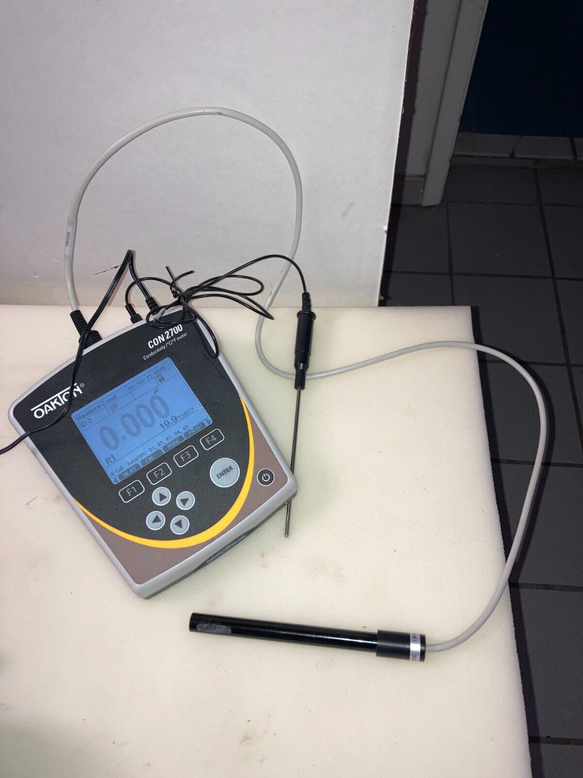 Oakton Con 2700 Benchtop Conductivity Meter With Power Supply And Prob